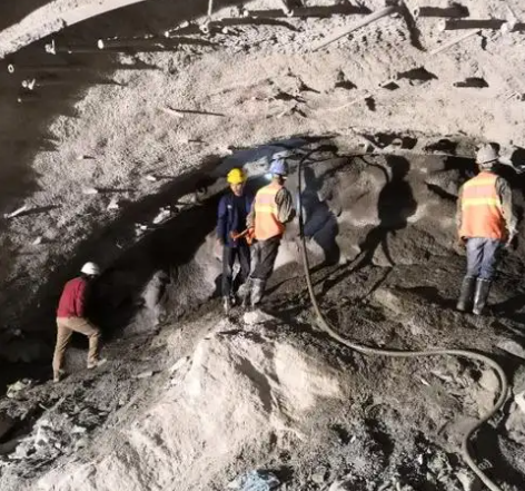 崆峒隧道拱顶带模注浆料，微膨胀注浆料的特点及施工工艺